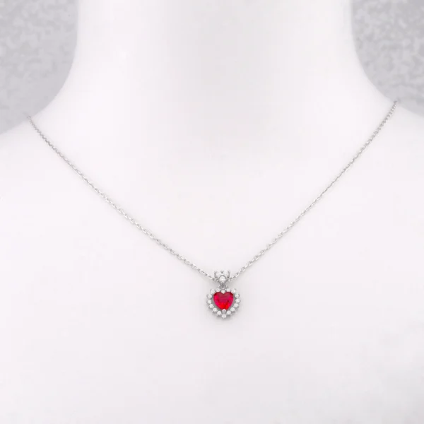 Dije con Corazón de Circonia Roja en Plata Rodizada, imagen en collar de acrílico