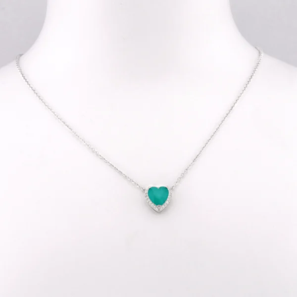 Collar con Corazón de Circonia Verde Esmeralda en Plata Rodizada sobre cuello